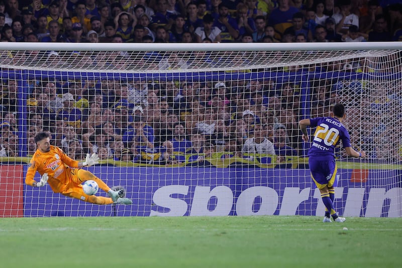 Guillermo Viscarra (i) de Alianza ataja un penalti a Alan Velasco de Boca este martes, en el partido de la segunda ronda de la Copa Libertadores entre Boca Juniors y Alianza Lima en el estadio La Bombonera en Buenos Aires (Argentina). EFE/ Juan Ignacio Roncoroni