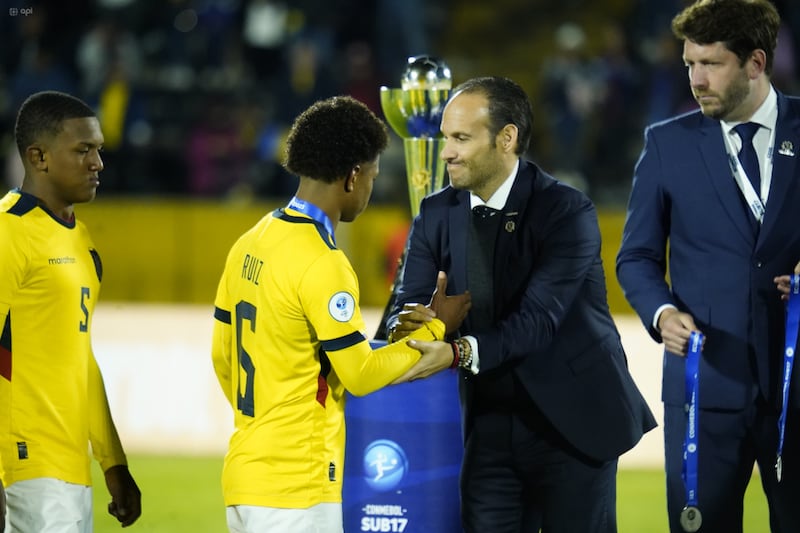 Elkin Ruiz recibe la medalla con Ecuador en el Sudamericano Sub 17