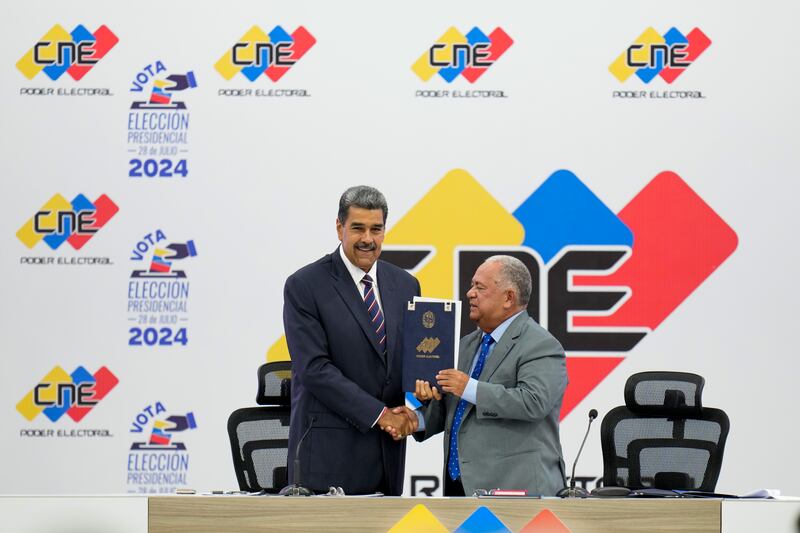 El presidente venezolano Nicolás Maduro, a la izquierda, recibe la certificación del presidente del Consejo Nacional Electoral (CNE)