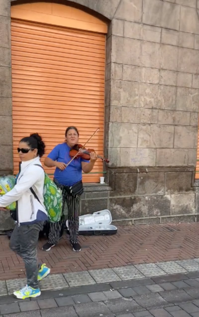 Artistas callejeros cobran por ser grabados en el Centro Histórico.