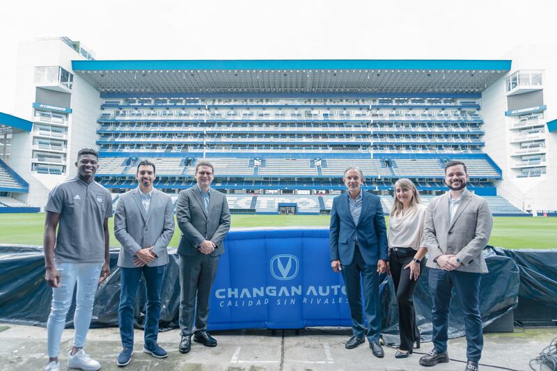 Gilmar Napa (Arquero Emelec), Raúl Muñoz (Director de Marketing Emelec), Julio César Alvarado (Gerente General Nexumcorp), José Pileggi (Presidente Emelec), Tatiana Flores (Gerente de Distribución Changan) y Alejandro Bastidas (Gerente de Marketing Nexumcorp).