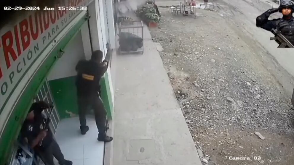 VIDEO: guardias de seguridad de vehículo blindado se enfrentaron a bala contra delincuentes.