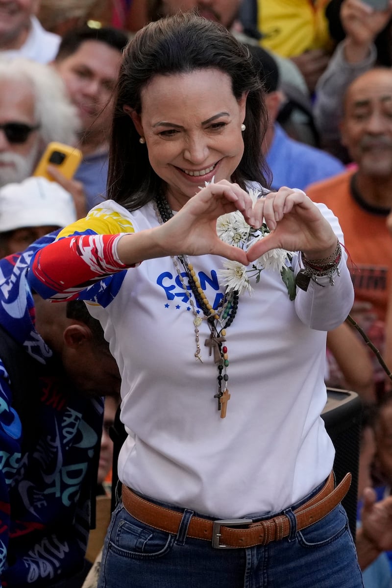 La líder de la oposición María Corina Machado hace gestos a sus seguidores durante una protesta contra el presidente Nicolás Maduro el día antes de su toma de posesión para un tercer mandato, en Caracas, Venezuela, el jueves 9 de enero de 2025. (Foto AP/Ariana Cubillos)