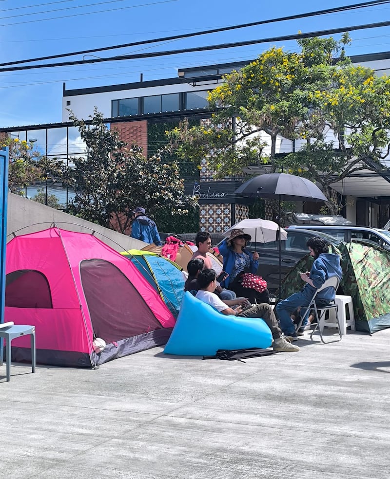 Krispy Kreme Quito: Clientes acampan para ser los primeros y llevar un año de donas gratis