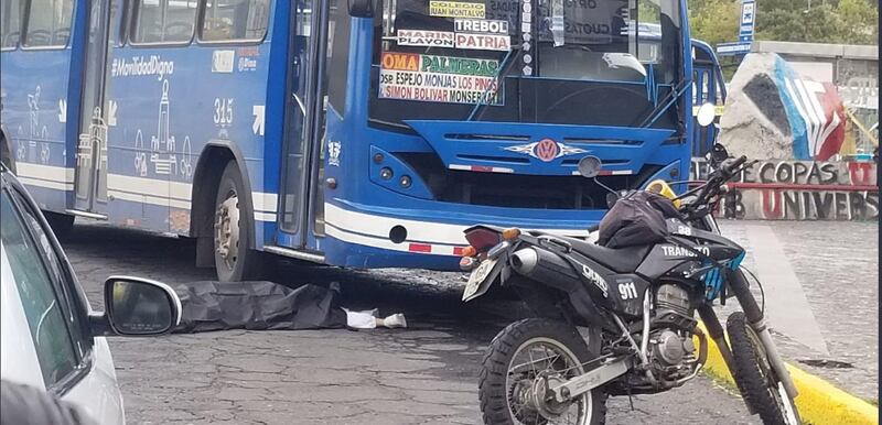 Una estudiante falleció tras ser atropellada por un bus en Quito en la Universidad Central