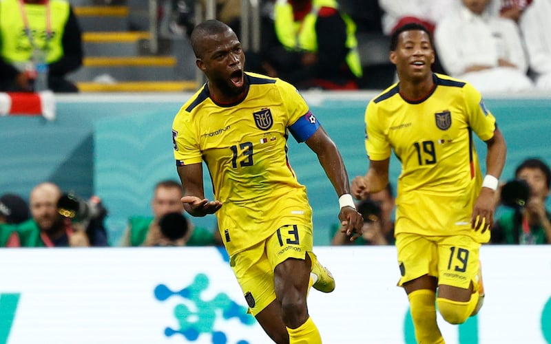 -FOTODELDÍA- GR7031. AL KHOR (CATAR), 20/11/2022.- Énner Valencia (i) de Ecuador celebra un gol hoy, en un partido de la fase de grupos del Mundial de Fútbol Qatar 2022 entre Catar y Ecuador en el estadio Al Bait en Al Khor (Catar). EFE/ Rodrigo Jiménez