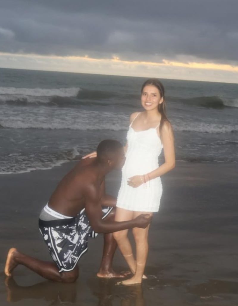 El niño Moi se vuelve tendencia por románticas fotografías junto a su novia en la playa