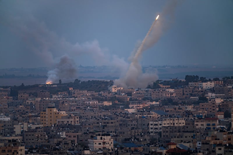 Se disparan cohetes hacia Israel desde la Franja de Gaza, el miércoles 11 de octubre de 2023.