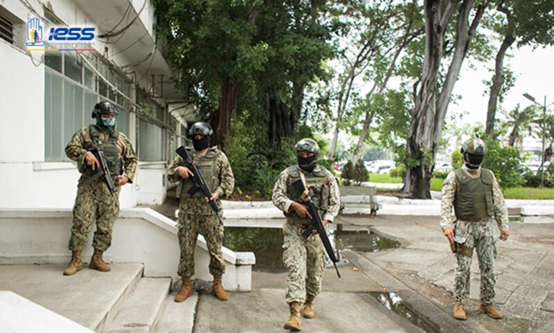 Refuerzan seguridad en el Hospital Teodoro Maldonado Carbo con apoyo de militares y policías