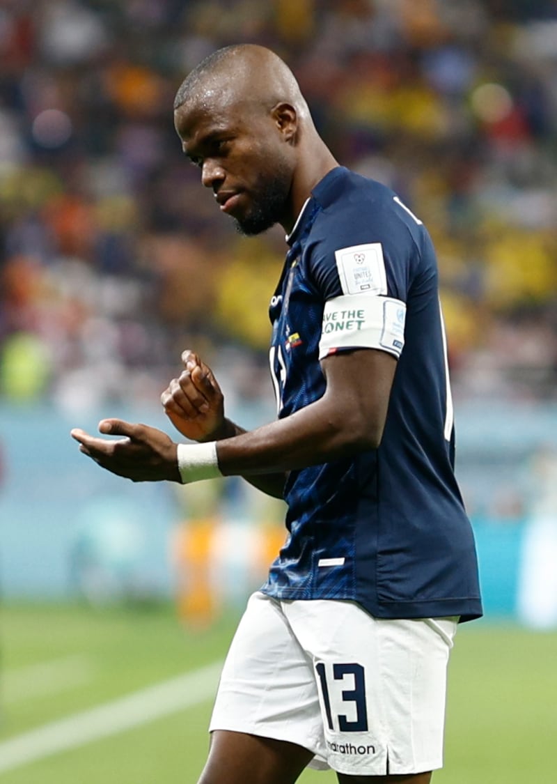 Enner Valencia de Ecuador celebra un gol hoy, en un partido de la fase de grupos del Mundial de Fútbol Qatar