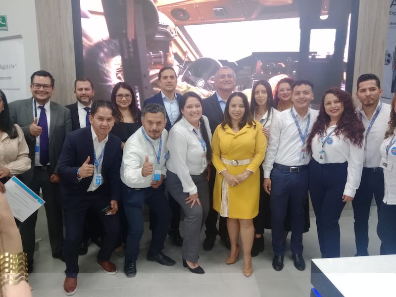 Autoridades y colaboradores de la empresa ecuatoriana de telecomunicaciones, CNT.