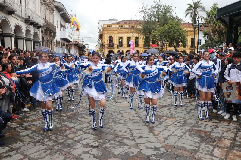 Desfile estudiantil por las fiestas de Cuenca