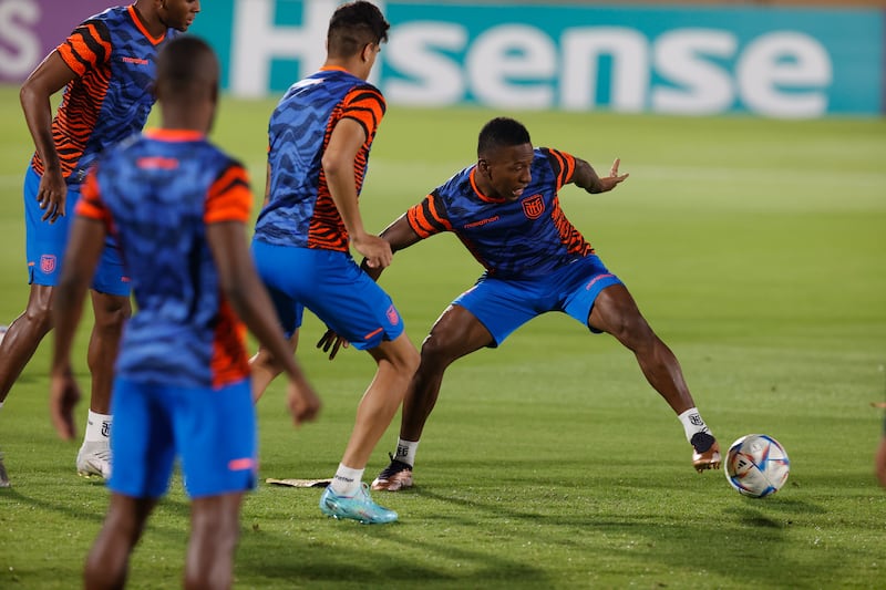 El defensa de la selección de Ecuador Gonzalo Plata (d) durante un entrenamiento de la selección nacional este sábado en las instalaciones del club Mesaimeer, en Catar