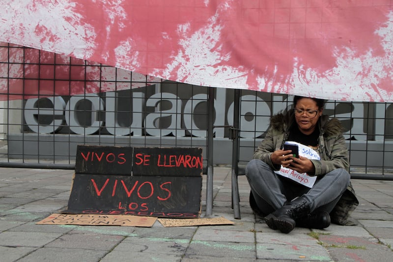 Familiares y colectivos sociales realizaron un  plantón exigiendo el regreso de los cuatro niños desaparecidos, en las afueras de la Fiscalía General.