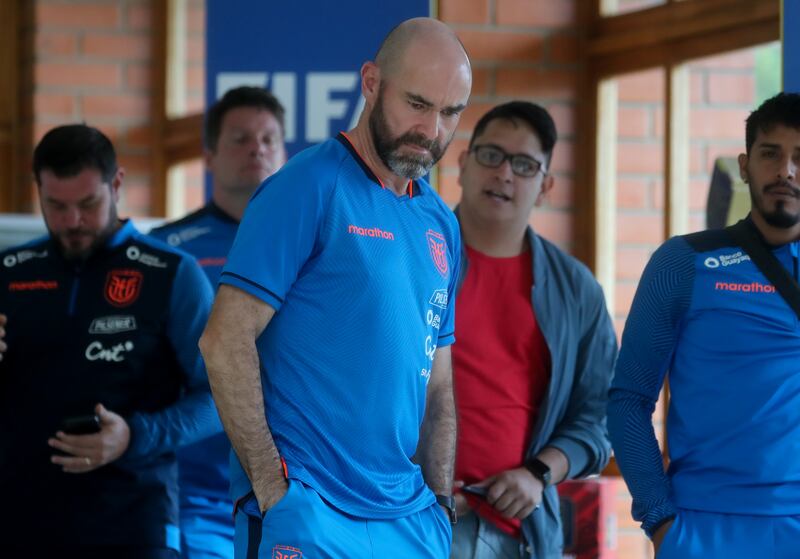 AME8404. QUITO (ECUADOR), 20/11/2023.- El seleccionador de Ecuador, el español Félix Sánchez llega hoy a una rueda de prensa, en la Casa de la Selección, en Quito (Ecuador). Sánchez, aceptó este martes las críticas que reclaman más juego ofensivo y mejores resultados, pero advirtió que tratará de progresar sin variar sus convicciones, porque "es difícil mantener contentos a 17 millones de ecuatorianos". EFE/ José Jácome