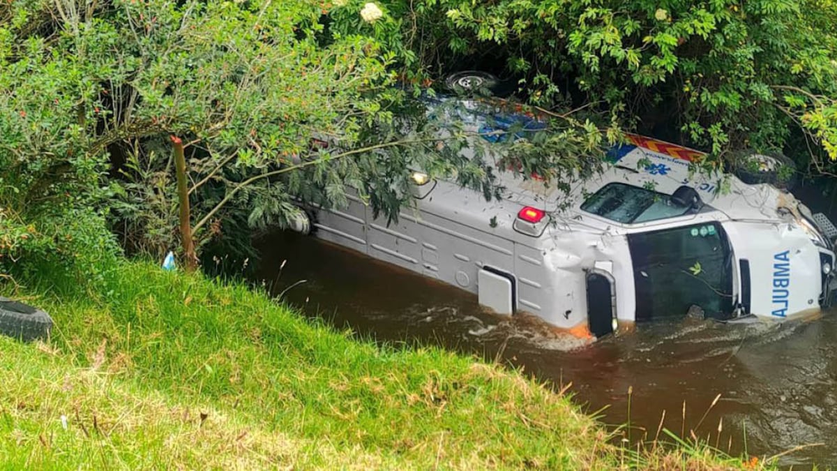 Ambulancia cae al río