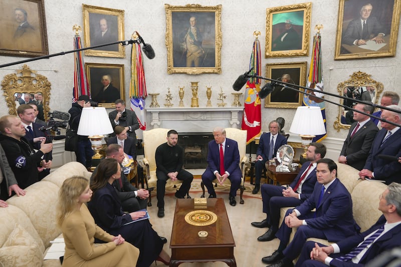 El presidente Donald Trump, derecha, se reúne con el mandatario ucraniano Volodymyr Zelenskyy en el Despacho Oval de la Casa Blanca, el viernes 28 de febrero de 2025, en Washington. (AP Foto/Mystyslav Chernov)