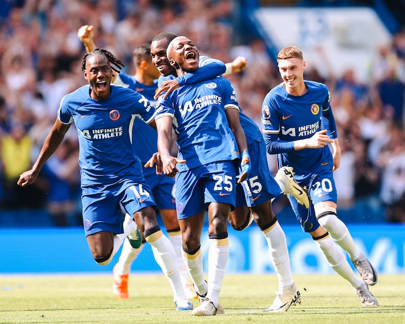 Moisés Caicedo festeja el gol con el Chelsea ante el Bournemouth