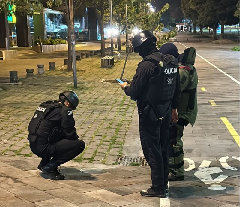 Abandonaron mochila de explosivos con posible sustancia química en las afueras de edificio en el norte de Quito