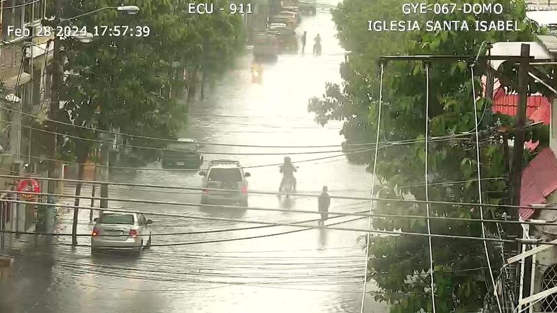 Inundaciones en Guayaquil por fuerte lluvia