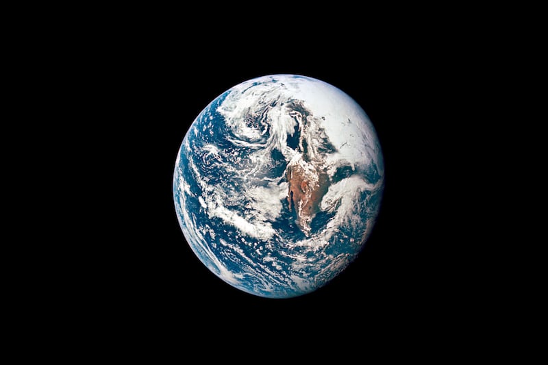 Esta fotografía del 18 de mayo de 1969 proporcionada por la NASA muestra a la Tierra a unos 66.672 kilómetros (36.000 millas náuticas) mientras es fotografiada por la nave espacial Apolo 10 durante su viaje hacia la Luna. (NASA vía AP)