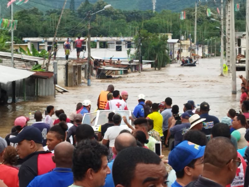 Fotografía cedida por la Fuerza de Tarea Conjunta de las Fuerzas Armas del Ecuador de una inundación en Esmeraldas.