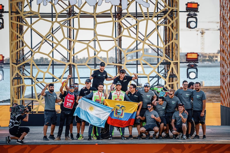 Sebastián Guayasamín con la tricolor y Fernando Acosta con la bandera de Argentina.