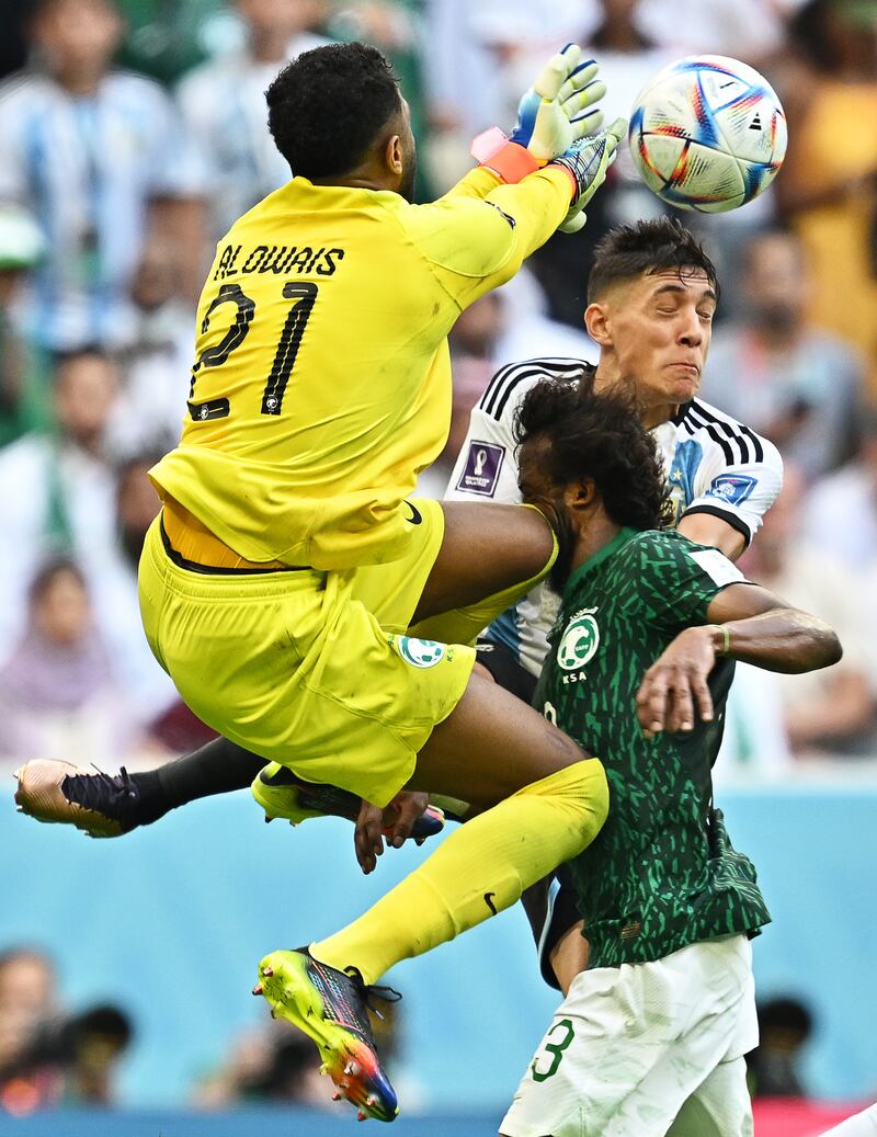 El portero de Arabia Saudita Mohammed Al-Owais (L) choca con su compañero de equipo Yasser Al-Shahrani (frente a la derecha) durante el partido de fútbol del grupo C de la Copa Mundial de la FIFA 2022 entre Argentina