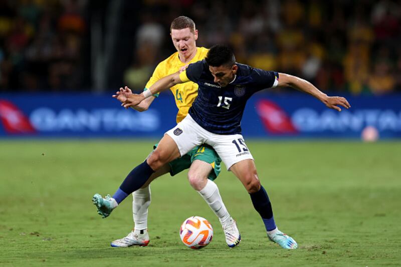 Ángel Mena disputa el esférico ante Kye Rowles en el Australia vs. Ecuador