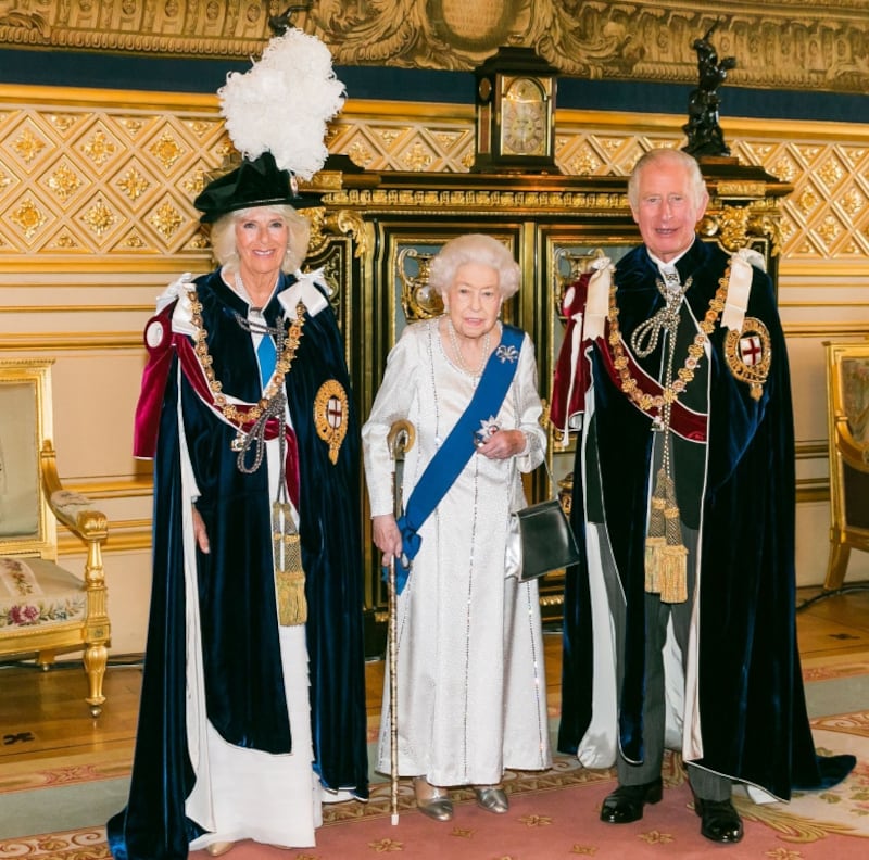 Reina Isabell II junto a Carlos III y Camila de Cornualles