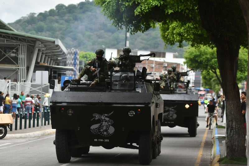 Militares realizan operativos de control en las calles de Portoviejo.