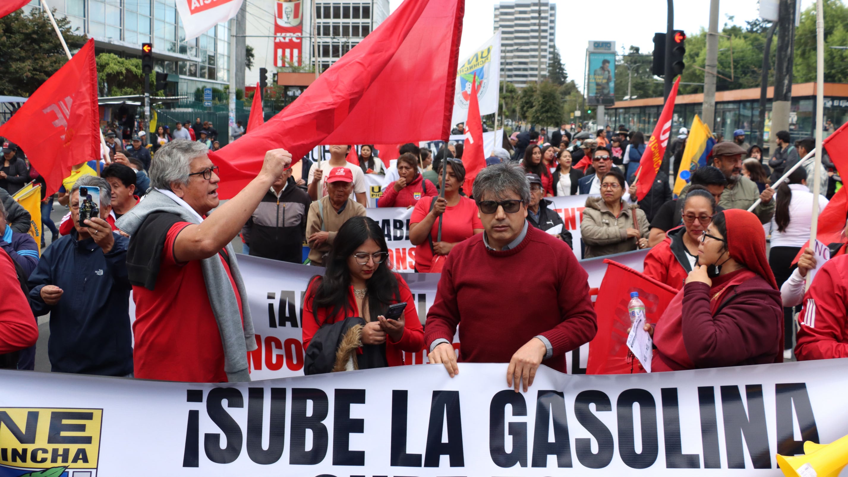 Marcha en Quito, de los movimientos sociales,FUT, FEUE, UNE, entre otros