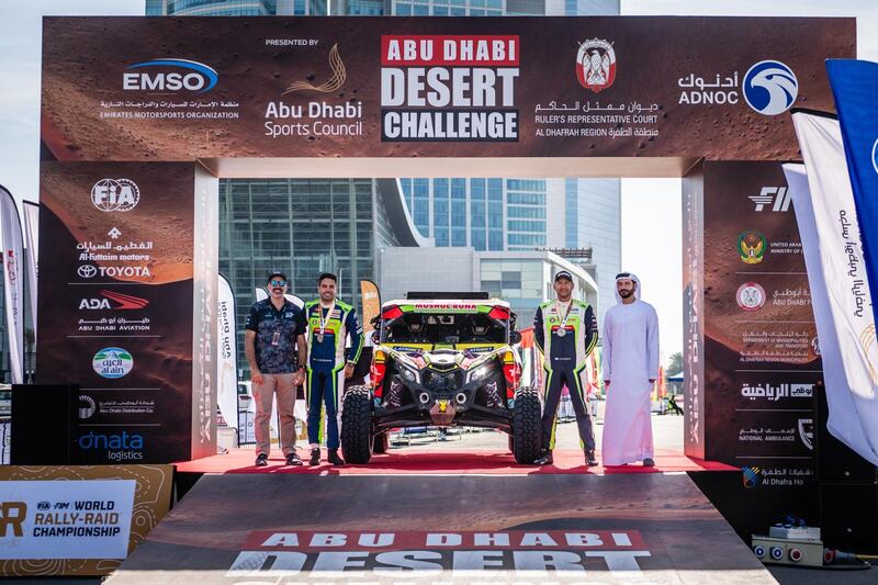 El piloto Guayasamín y el copiloto Mendoza en una de las estaciones durante el recorrido del Mundial de Abu Dabi.