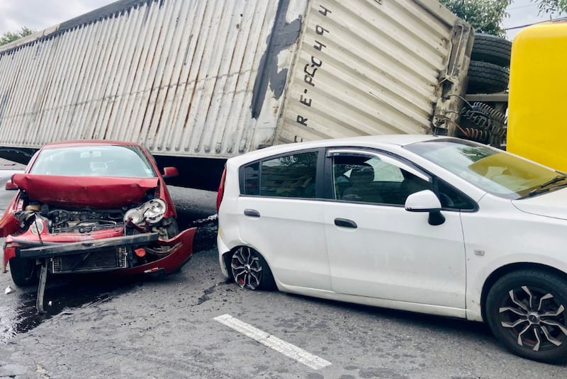 Tráiler aplastó a tres vehículos livianos y afectó a otros en la Simón Bolívar, en el sector de Monjas