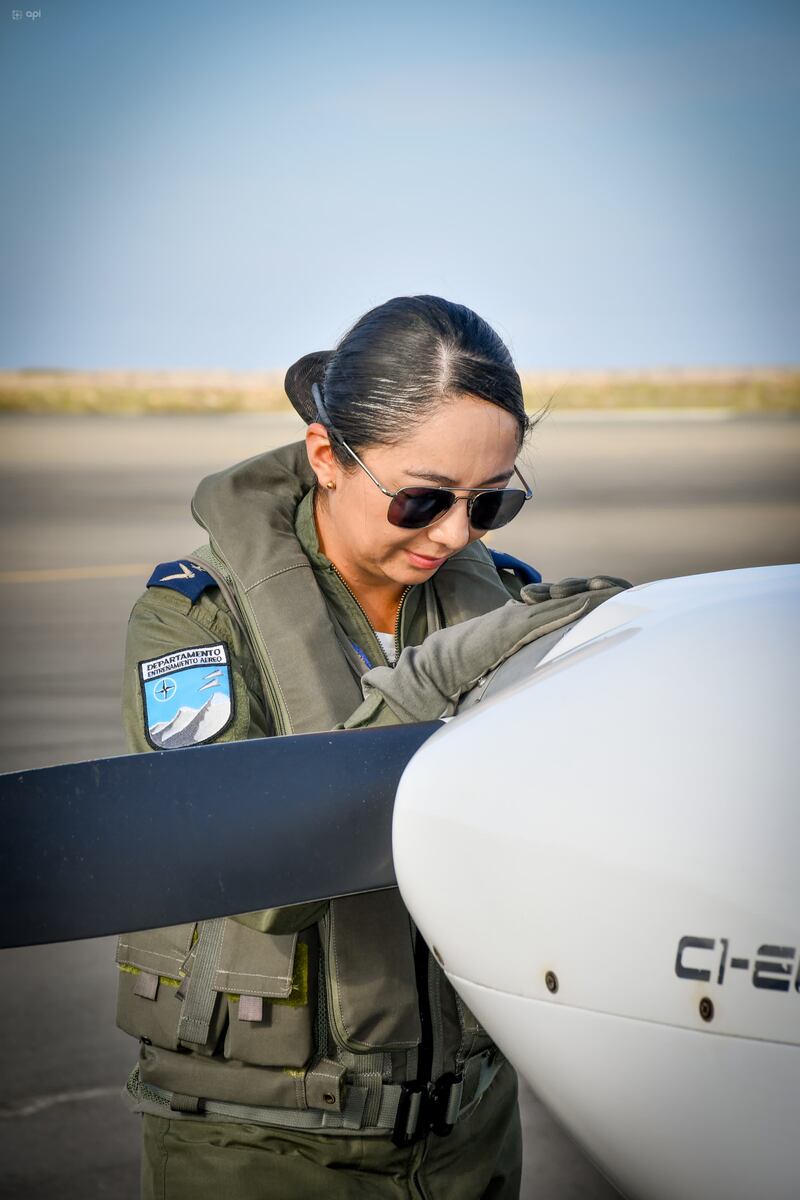 Diana Ruiz, capitán-piloto de aviación, fue la primera mujer de la FAE en pilotear un avión supersónico, de 32 años y oriunda de Ambato, se graduó como parte de la tercera promoción de oficiales de armas y técnicos de mujeres de la ESMA. Ella junto al cadete Juan Pacheco fallecieron tras el accidente de una nave de Instrucción de la ESMA 
Fotos: Cortesia FAE/API