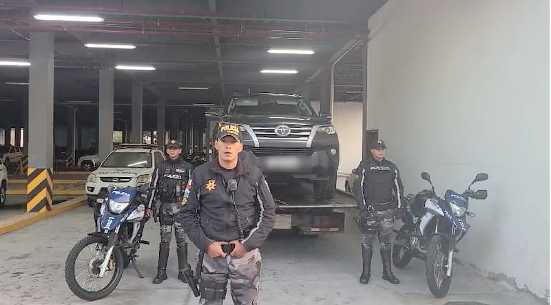 VIDEO: así fue cómo delincuentes robaron un vehículo y agredieron a sus ocupantes en el norte de Quito.