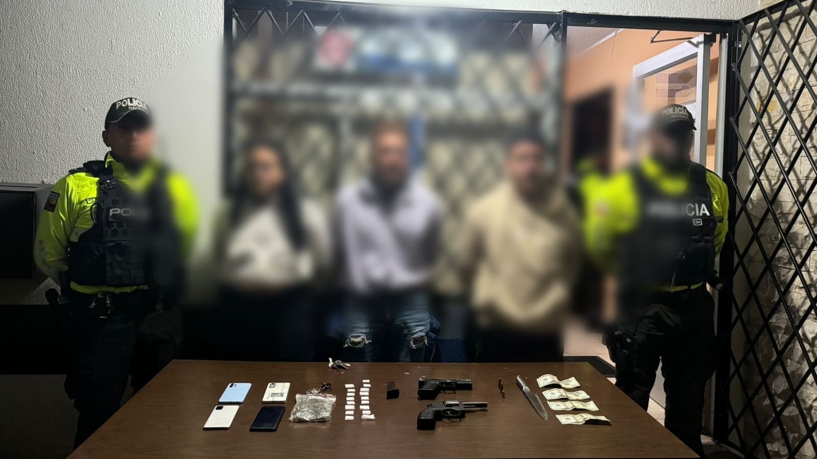 Delincuentes se robaron una buseta en el norte de Quito; pese a que intentaron huir los capturaron