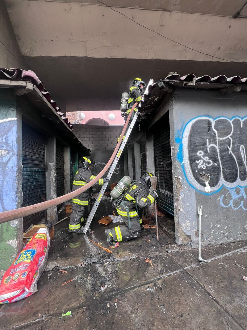 Local se incendió en La Marin, en el centro de Quito. Imagen: Cortesía