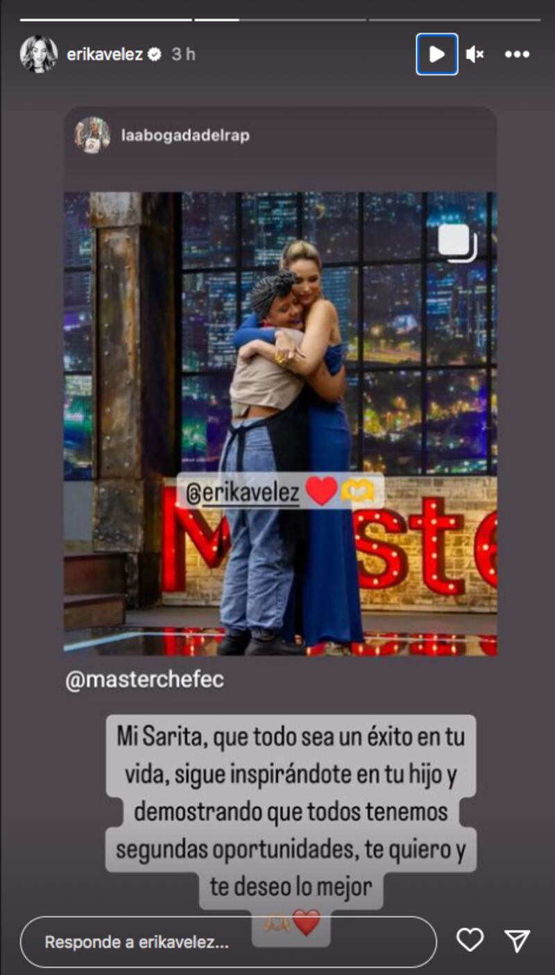 Abrazo de Sara y Érika Vélez