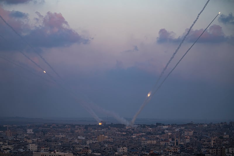 Se disparan cohetes hacia Israel desde la Franja de Gaza, el miércoles 11 de octubre de 2023.