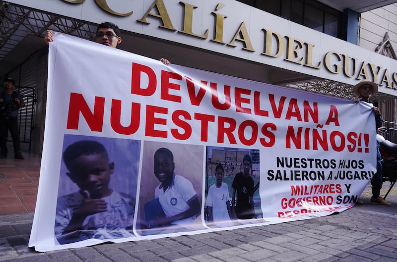 En los exteriores de la Fiscalía del Guayas, se concentraron activistas políticos, actores, personal de derechos humanos y familiares de los menores desaparecidos desde el 08 de diciembre. Ellos piden se esclarescan los hechos de la desaparición supuestamente en manos de personal militar
Fotos: César Muñoz/API