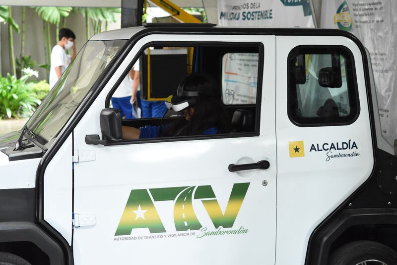 Los jóvenes aprendieron las en las cuatro estaciones interactivas las seguridades y riesgos en el tema vial.