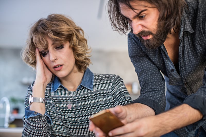 Revisar el celular de tu pareja