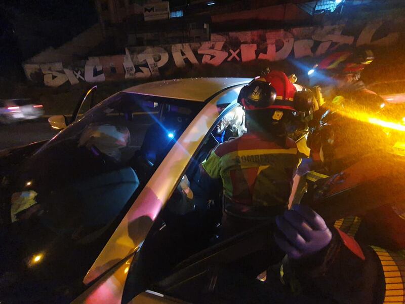 Vehículo se estrelló contra un poste de luz en la Autopista General Rumiñahui, en Quito