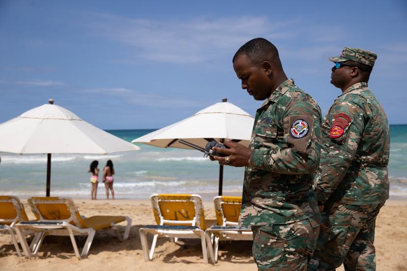 AME9099. PUNTA CANA (REPÚBLICA DOMINICANA), 13/03/2025.- Un integrante de la Fuerza Aérea dominicana de la unidad de Defensa 911 controla un dron durante un operativo de búsqueda de la joven turista indo-estadounidense Sudiksha Konanki este jueves, en Punta Cana (República Dominicana). EFE/ Orlando Barría