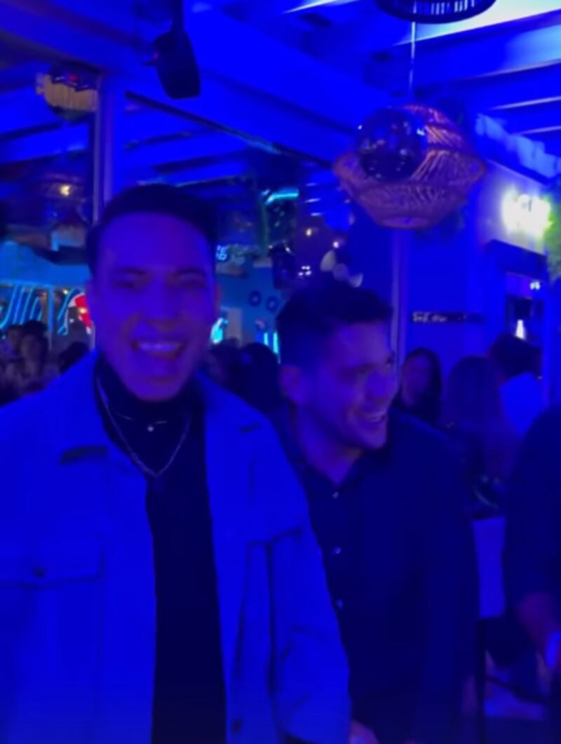 Álex Vizuete junto con influencers en un evento tras los premios ITV