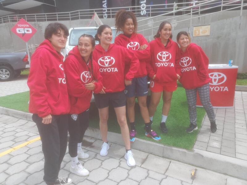 Algunas jugadoras del equipo de las Dragonas también estuvieron en el evento y sintieron la potencia y estabilidad de los autos de Toyota.