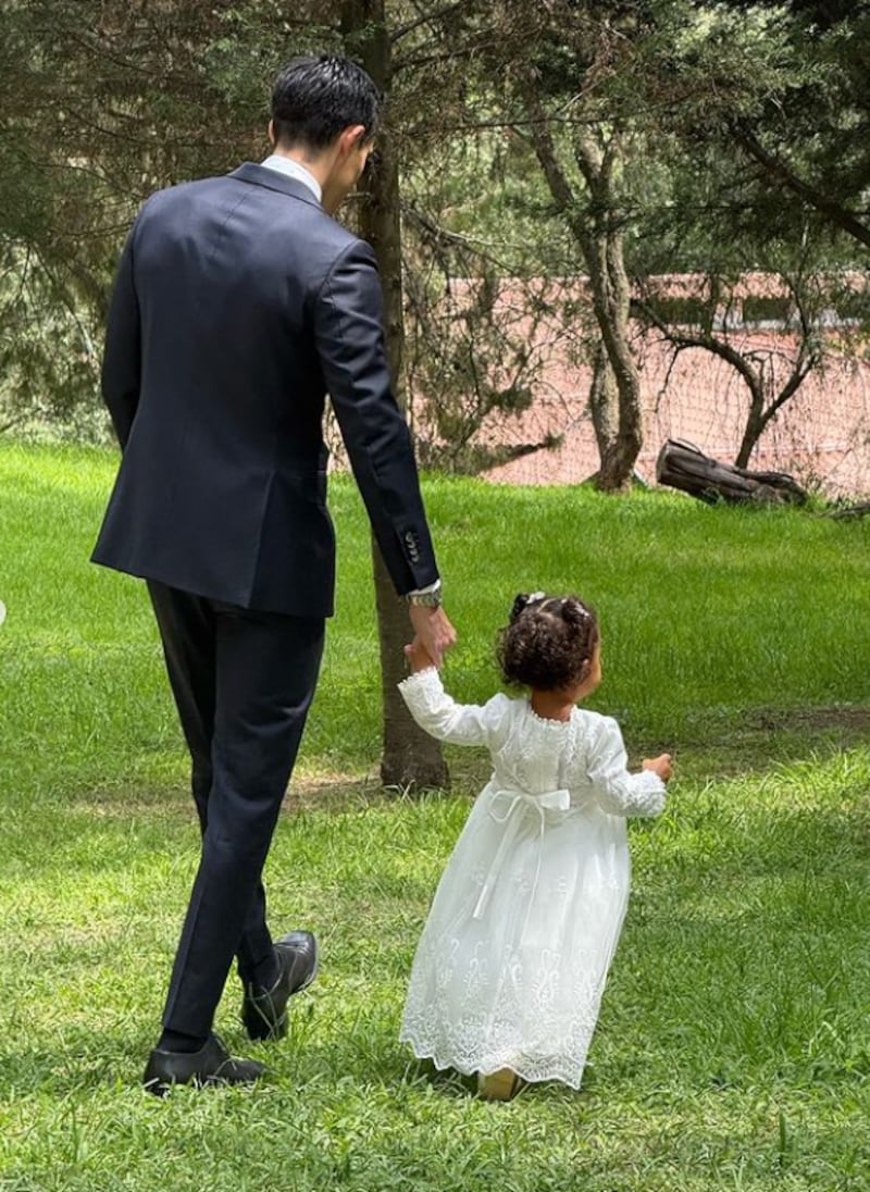 David Borrero junto a su hija Mia Victoria en su bautizo en Ecuador