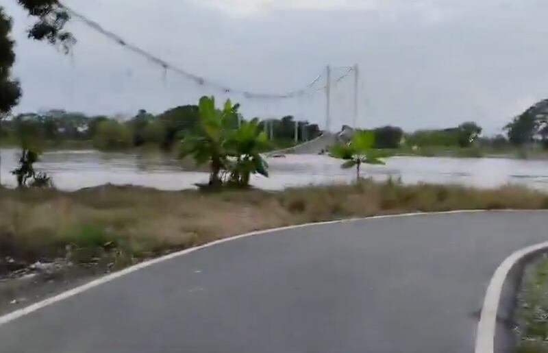 Colapsa puente en Daule.