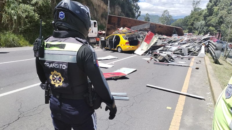 Quito: accidente entre un trailer y un taxi se registró en la Av. Simón Bolívar.